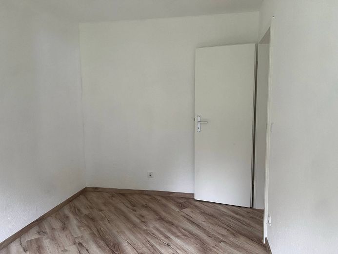 EINZIEHEN UND SPAREN: Große 3-Zimmer-Wohnung mit großem BALKON und EBK im staatlich anerkannten Naturerholungsort Lechbruck am See – Ansicht II: Schlafzimmer II