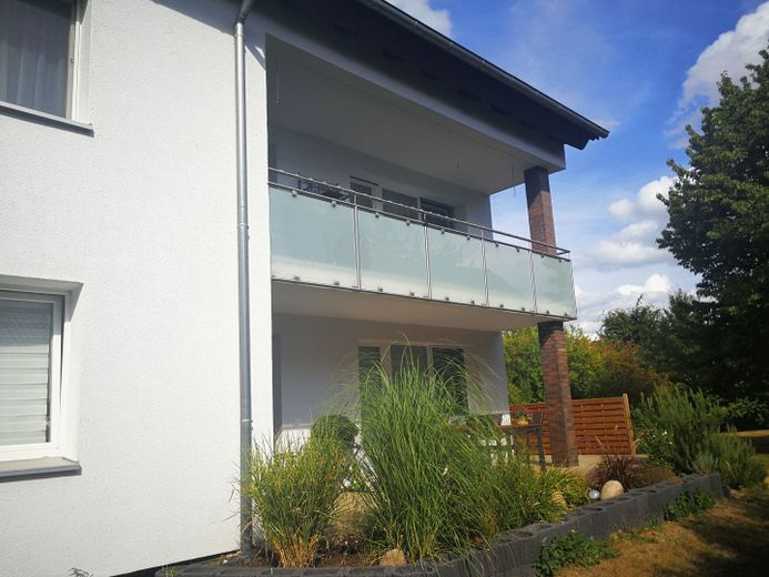 Modernes Zweifamilienhaus in Bredenbeck – Südseite Balkon / Terrasse