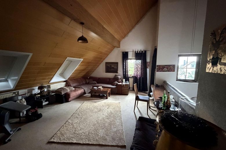 Großzügiges Familienanwesen mit Einliegerwohnung, 225 m² Wohnfläche und besonderem Flair – Wohnraum im Dachgeschoss