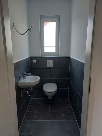 Erstbezug 2-Zimmer-Wohnung (1. OG, Balkon, barrierefrei) in Berge bei Nauen – Gäste-WC (Tageslicht)