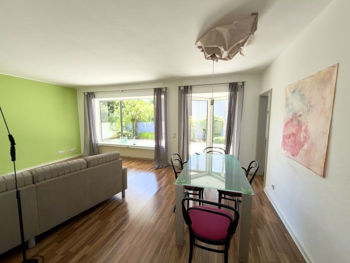 Wohnen &amp; Rendite in einer Hand · 3 - 5 Wohneinheiten · Wintergarten &amp; Traumgarten – Blick ins Ess-/Wohnzimmer Whg. 1