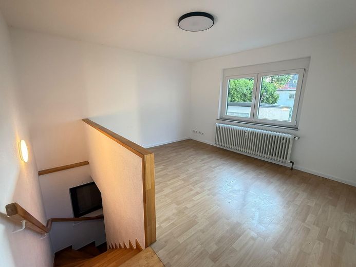 WOW! Lichte en gerenoveerde 1,5-kamerwoning met nieuwe keuken om je thuis te voelen – Helles Wohn-/Schlafzimmer