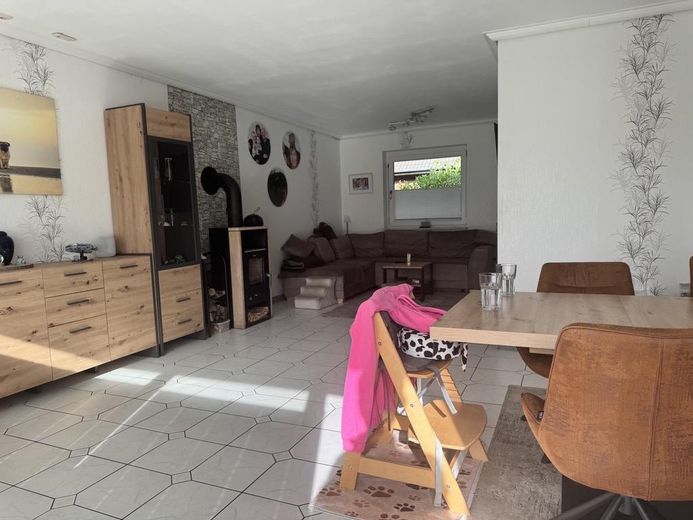 Modernisiertes Einfamilienhaus in ruhiger Sackgassenlage mit Kamin, PV-Anlage und großem Grundstück – Wohnzimmer