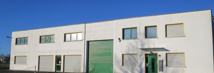 Halle mit Ausstellungs- Verkaufs- Lager- Büros und Nebenräumen, Aufteilung evtl. in 3 Teilbereiche.