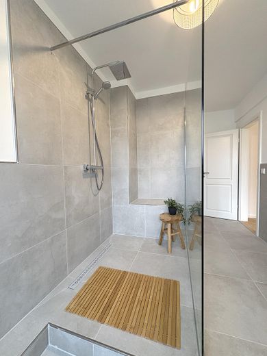 Erstbezug nach Sanierung: Großzügige 4,5-Raum-Familienwohnung mit Balkon & Fischgrätparkett – Große Dusche 