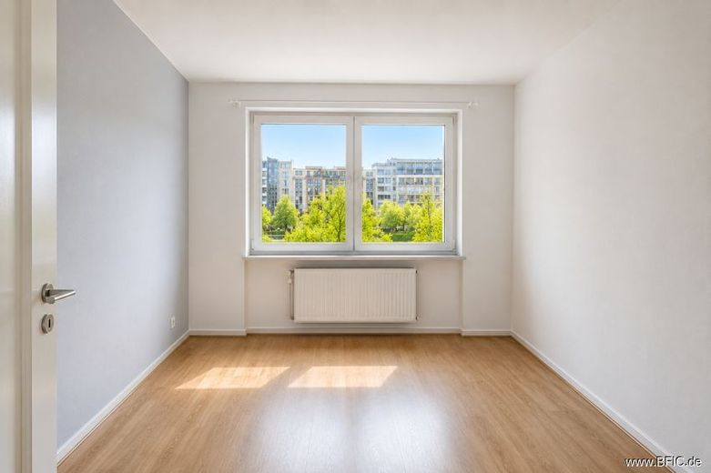Balkon-Ausblick auf Engelbecken und Michaelkirchplatz - 3-Zimmer-Wohnung, bezugsfrei in Kürze – Zimmer, vergleichbare Whg im Haus