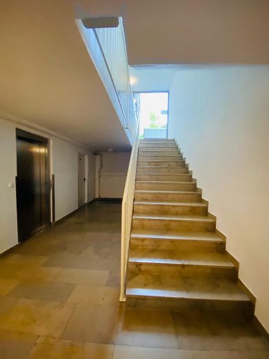 Helle 3-Zimmer-Wohnung mit Einbauküche & Aufzug & West-Loggia in München – Treppe zum Keller