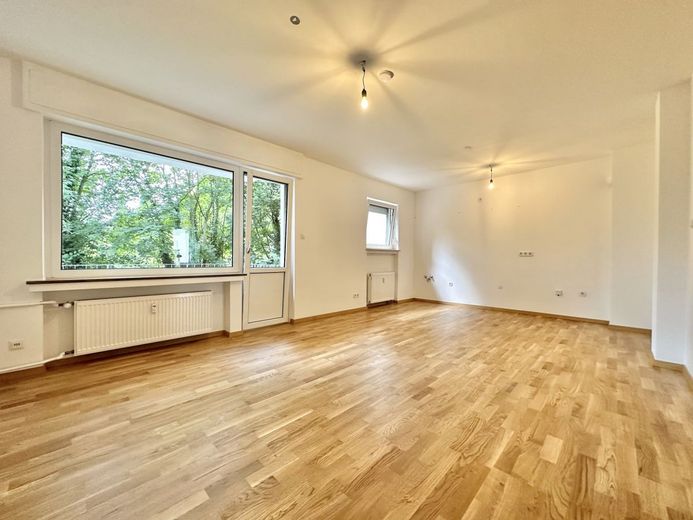 Wohnbereich mit Zugang zum Balkon