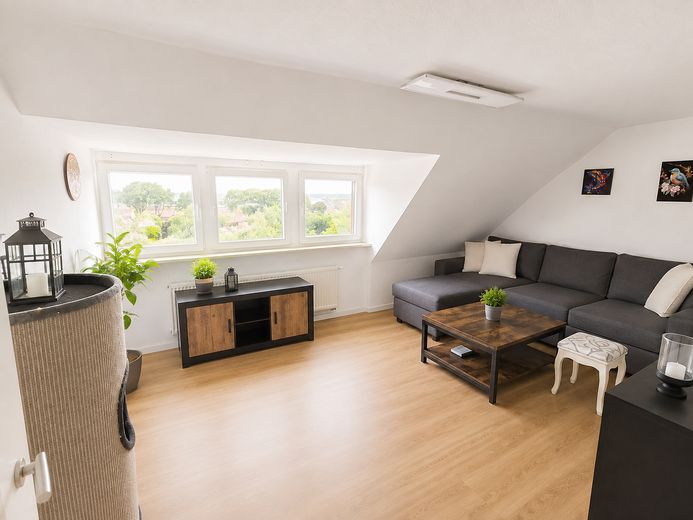 Gemütlich & großzügig – helle 3-Zimmer-Wohnung im Dachgeschoss – Foto 1