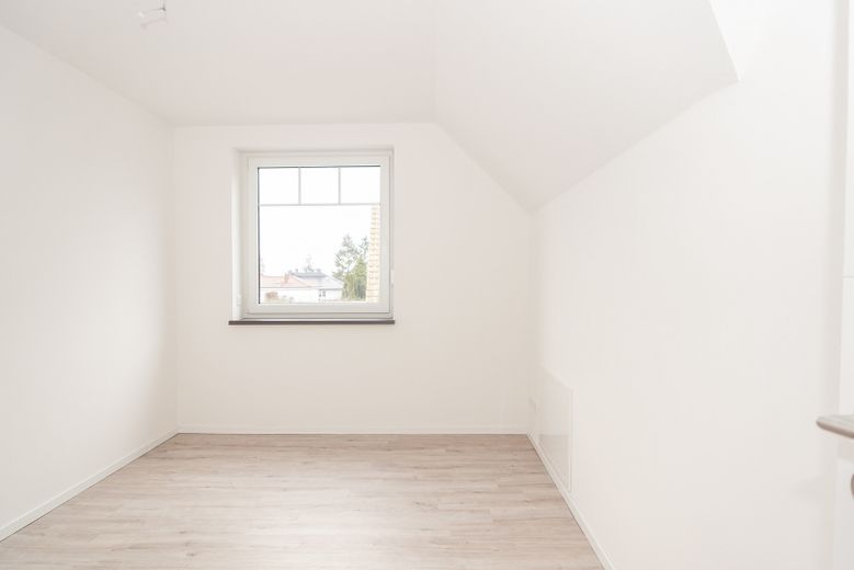 Neubau Erstbezug -  energieeffiziente Mittelwohnung im Reihenhaus für Familien zu vermieten – Zimmer OG (Baugleich)