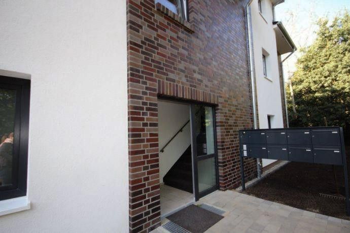 Appartement en copropriété haut de gamme de 2 pièces avec terrasse et place de parking en sous-sol – Gebäudeeingang