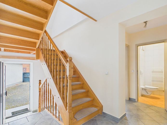 Einfamilienhaus mit 5 Zimmern in der Nähe der Sreewaldstadt Lübben – Treppe zum OG