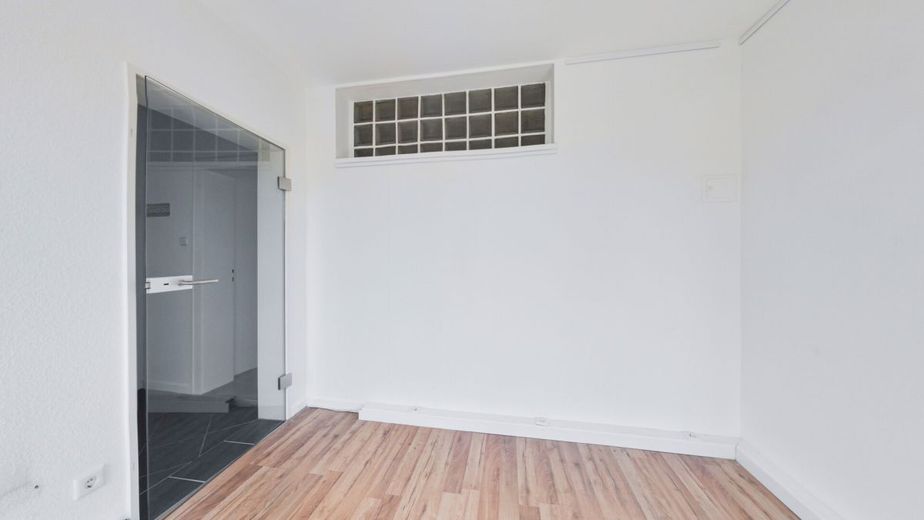 Ruhiges Büro mit 2 Zimmern, Küche, Bad und Dachterrasse am Schwanenspiegel – Büro 2