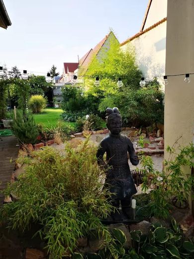 Ruhiges Wohnen in begehrter Lage mit viel Platz im ausgebauten Nebengebäude – Blick in den Garten