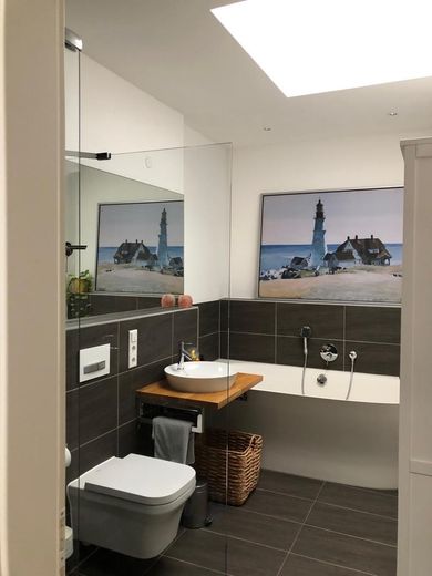 Modernes Reihenhaus im kernsanierten Hofensemble mit Wärmepumpe und langfristigem Mietverhältnis – Badezimmer OG