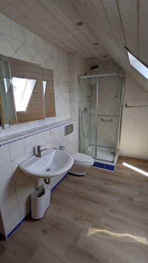 Affascinante casa indipendente in posizione tranquilla – vendita privata (senza agenzia) – Oberes Bad mit Dusche und WC