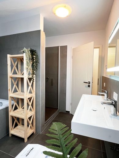 Modern, stilvolles Penthouse  mit guter Anbindung an die Münchner Innenstadt und Augsburg – Bad