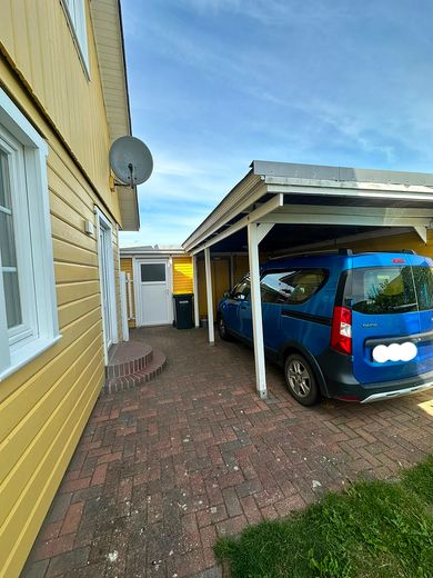 Ruhiges, sonniges & energieeffizientes Einfamilienhaus direkt „hinter’m Deich“ nahe Büsum – Carport