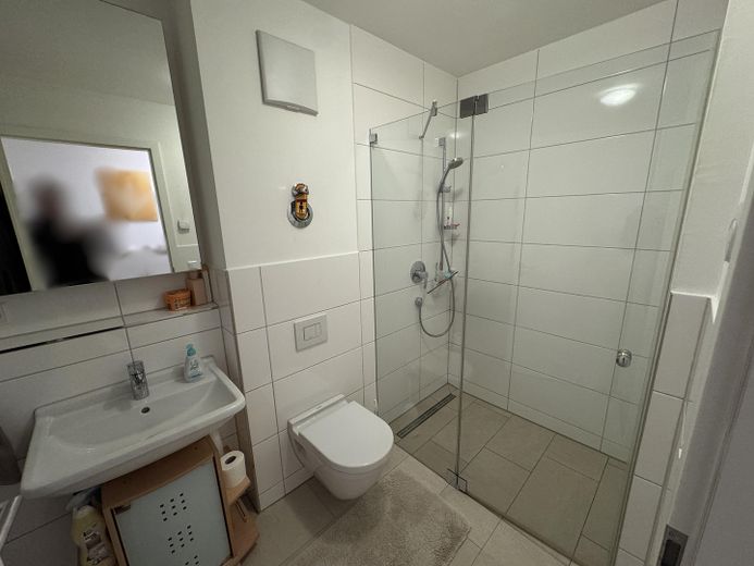 Nowoczesne, bezbarierowe 3-pokojowe mieszkanie z ogrodem (rok budowy 2016) – spokojna lokalizacja na skraju lasu w Leinfelden – Duschbad