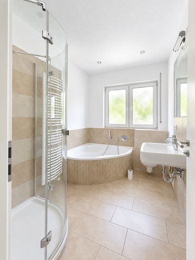 Modernes Reihenmittelhaus mit Garten & Vollkeller – gepflegt und sofort bezugsfrei – OG - Bad_01