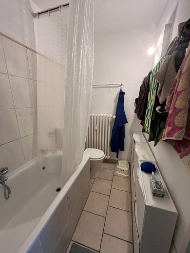 Sonnige Dachgeschosswohnung in Köln-Weiden – Bad mit Badewanne