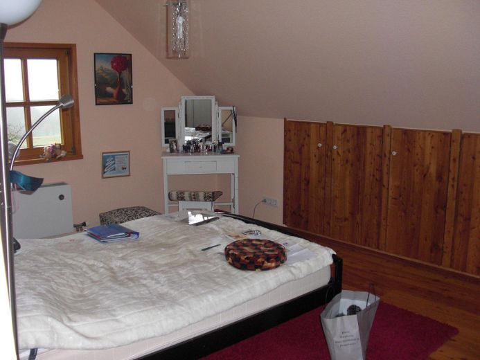 Familienfreundliches Landhaus – von privat – DG Zimmer Links
