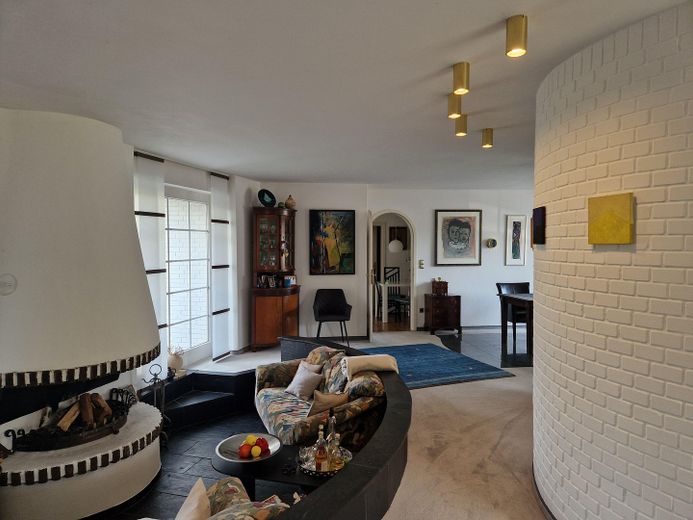 Freistehendes, individuelles  Architektenhaus mit separat gelegener Einliegerwohnung – Wohnbereich mit Innenkamin