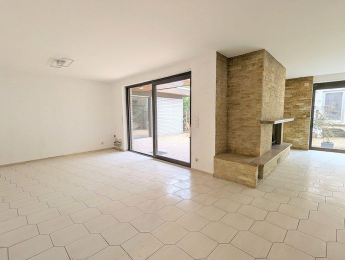 Bungalow adatto alle famiglie, vicino al centro e ben collegato – Ess- und Kaminzimmer
