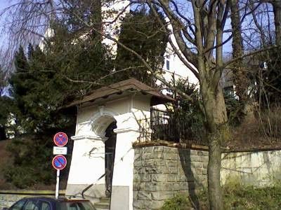Attraktive Souterrain-2 Zi-Wohnung  88 qm in Jugenstil-Villa zu vermieten – Grundstückseingang