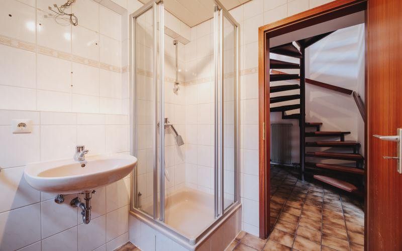 Eigentumswohnung im Charakter einer Doppelhaushälfte mit Garten in Umkirch – UG Dusche