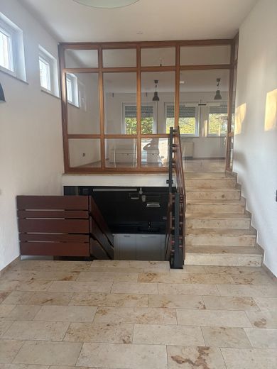 Te huur: woning op de begane grond, ongemeubileerd – Eingangsbereich mit Vorraum