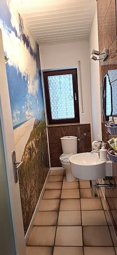 Zweifamilienhaus plus Appartement - Provisionsfrei – Gästetoilette Erdgeschoss