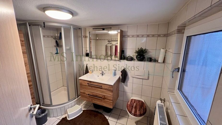 *** Mehrgenerationenhaus mit drei Wohnparteien - Nähe Biedensand *** – EG Badezimmer Ansicht 1