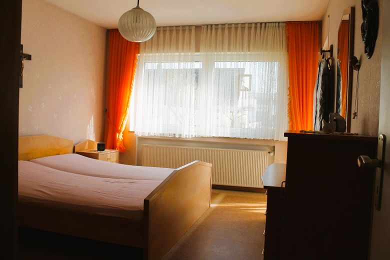 Gepflegtes Zweifamilienwohnhaus in Wilburgstetten mit vielfältigen Nutzungsmöglichkeiten – Schlafzimmer EG
