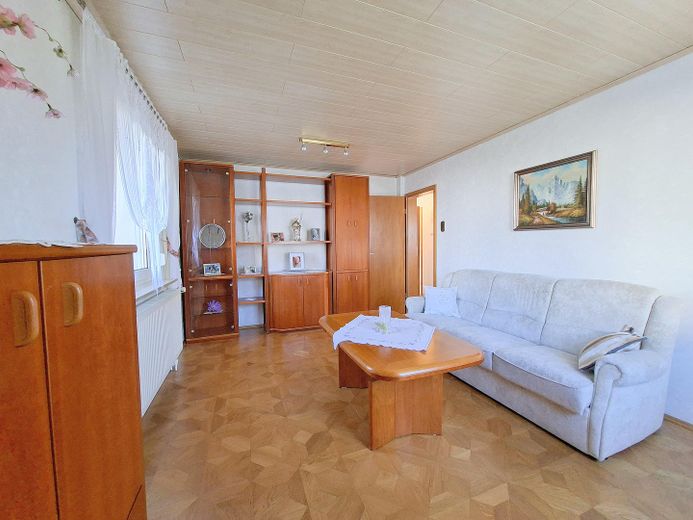 Freistehendes Zweifamilienhaus in Rumpenheim 7,5 Zimmer, 3 Bäder, gr. Garten, Garage, Ausbau möglich – EG Wohnzimmer