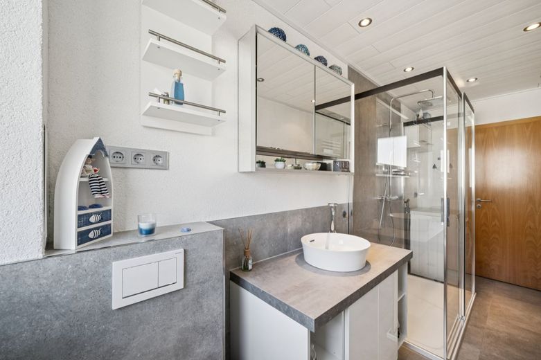 Helle und komplett modernisierte Wohnung in ruhiger Lage mit Feldblick wartet auf neuen Vermieter – Badezimmer