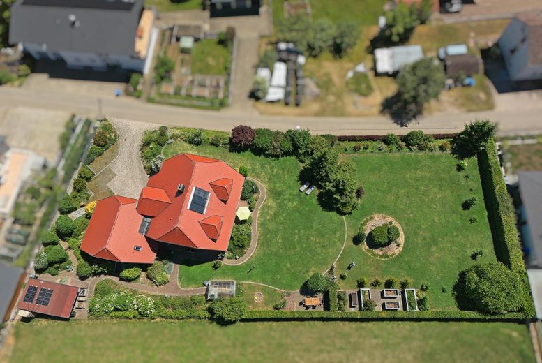 Prestigious A+ country house with in-law apartment on park-like grounds – Luftaufnahme