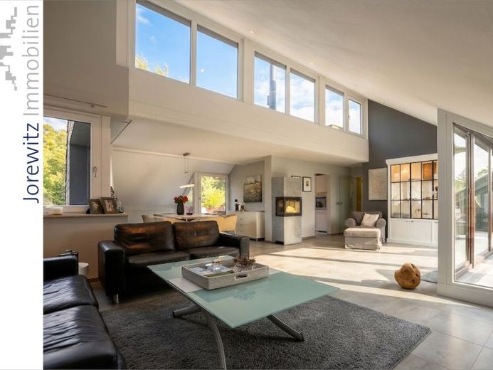 Vista panoramica e sole inclusi: appartamento di 3,5 locali, 2 logge, camino e posto auto in garage sotterraneo a Bi-Hillegossen – Foto 1
