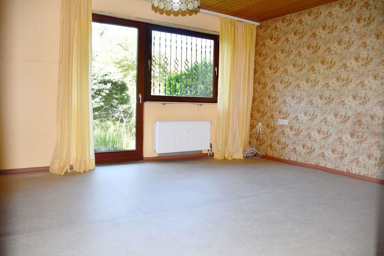 Viel Platz für das Leben - freistehendes Einfamilienhaus mit Einliegerwohnung in Waldrandnähe von Darmstadt-Eberstadt – Schlafen mit Terrassenzugang