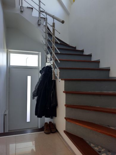 freistehendes Einfamilienhaus mit Einliegerwohnung, saniert und voll möbliert – Treppe ins OG EFH