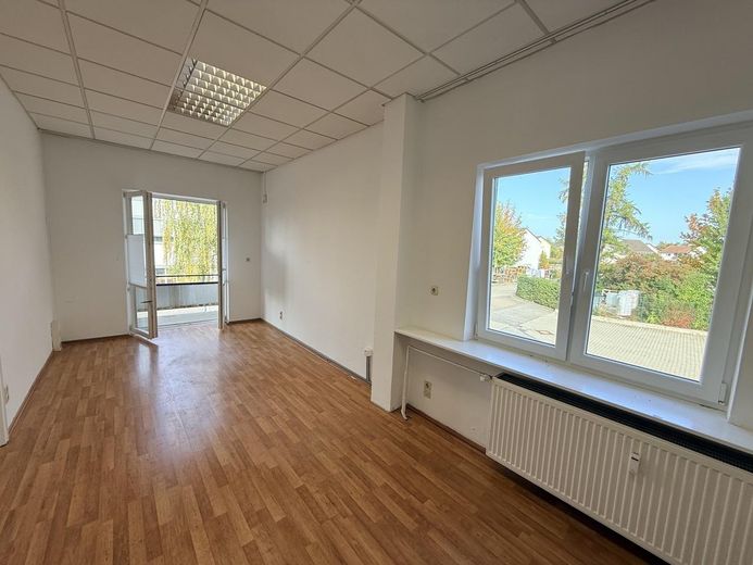 Bureau lumineux et accueillant d’env. 22 m² de surface utile, disponible immédiatement – Büroraum