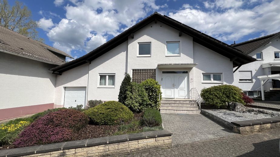 Dom jednorodzinny o powierzchni 1,5 kondygnacji z garażem w Malsch – Haus von Straße