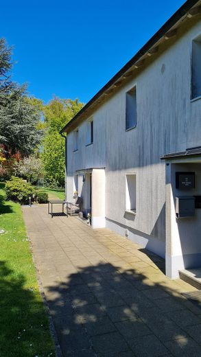 Selten angebotenes Ensemble mit zwei Häusern, Gewerbehalle und großem Grundstück! – Zugang Wohnungen