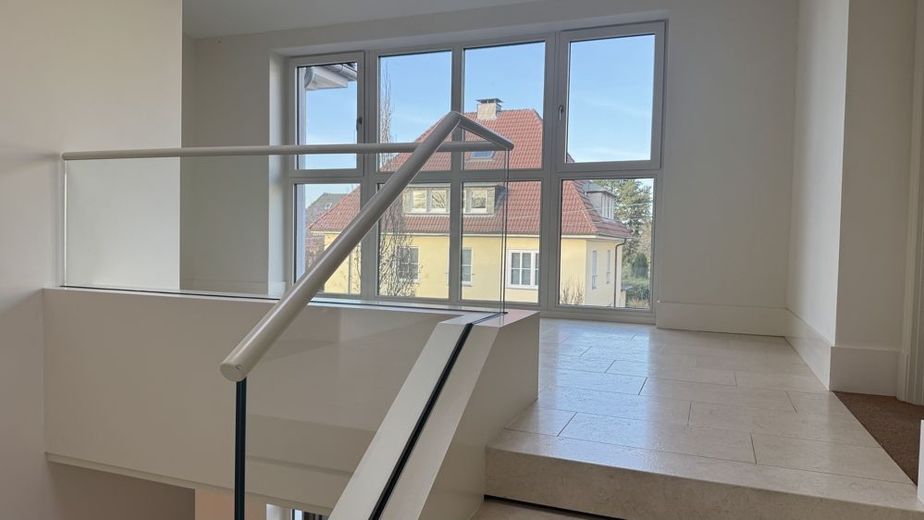 Moderne Obergeschosswohnung mit 2 Balkonen, Tiefgarage und Aufzug im Stadtgartenviertel Hagen – Treppenhaus Wohnungseingang