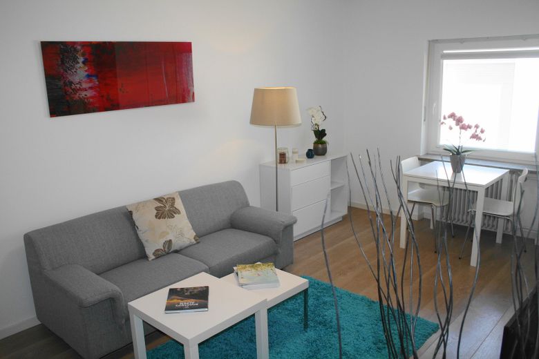 Ruhiges modern, möbliertes Appartement nähe Ostbahnhof – Couch Neu