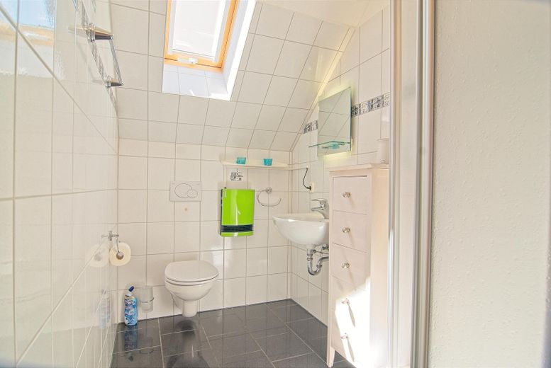 Prestigious A+ country house with in-law apartment on park-like grounds – Einliegerwohnung Duschbad