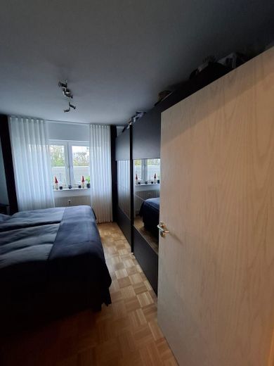 Peaceful living in Aschaffenburg-Schweinheim – well-maintained 2-room apartment with terrace & underground parking – Schlafzimmer