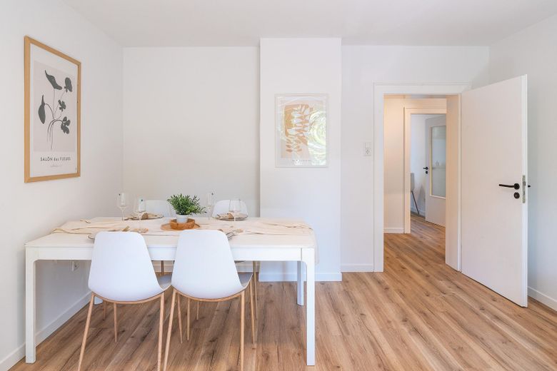 ***ERSTBEZUG NACH MODERNISIERUNG – STILVOLLE 3-ZI.-WOHNUNG MIT TAGESLICHTBAD IN DU-NEUDORF*** – WOHNZIMMER