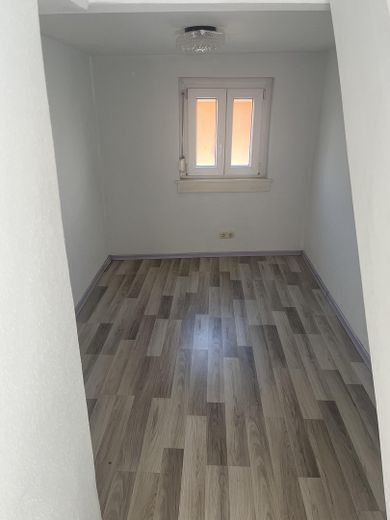 Einfamilienhaus mit 86 m² Wohnfläche in Rodgau + Bauplatz – Kleines Zimmer EG