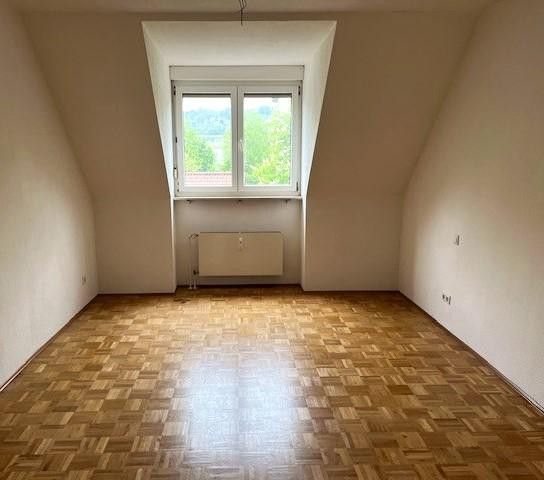 Gemütliche, helle 2,5-Zimmer-Dachgeschosswohnung in zentraler Lage – Schlafzimmer